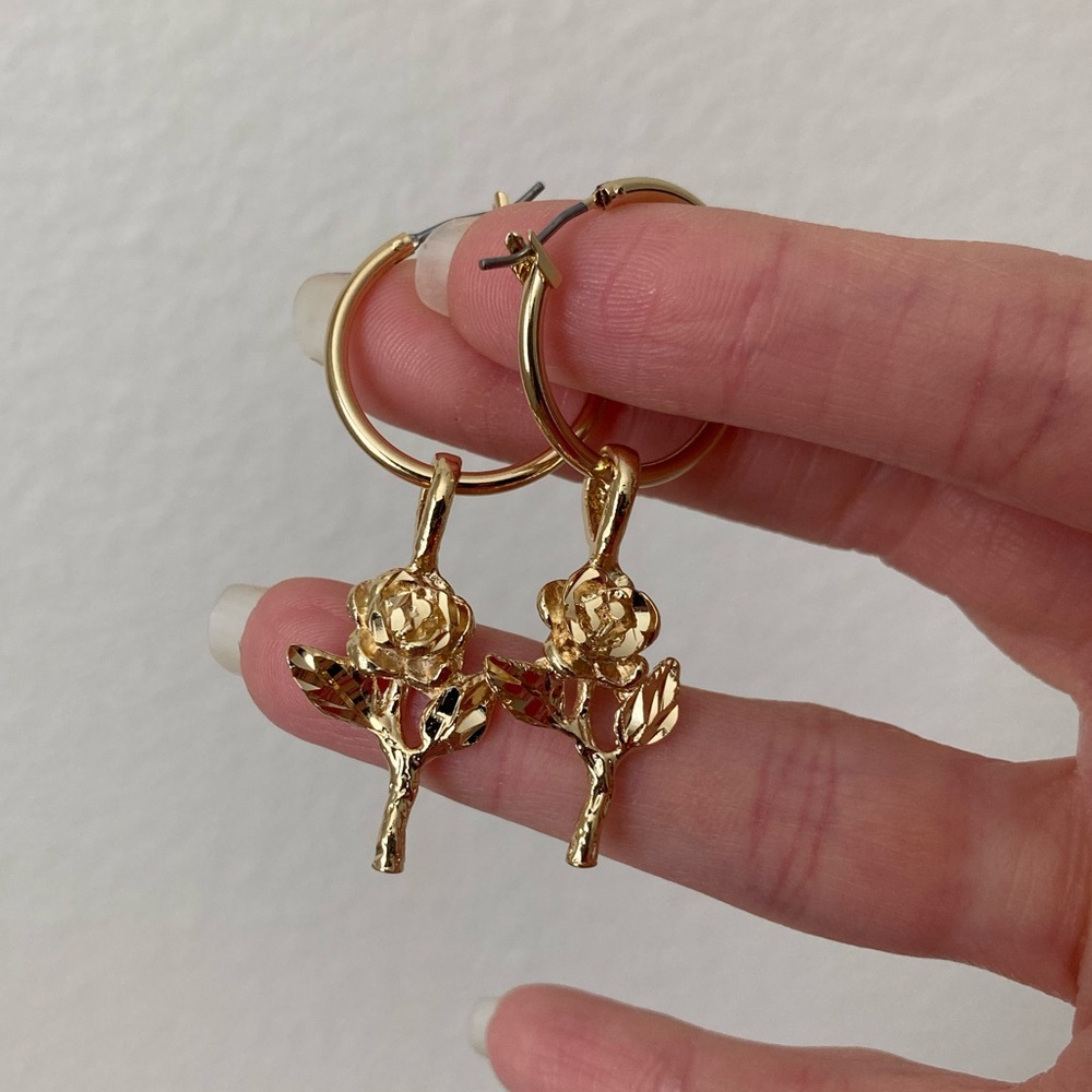 New Vanessa Mooney gold little rose hoops earrings - Picture 8 of 9